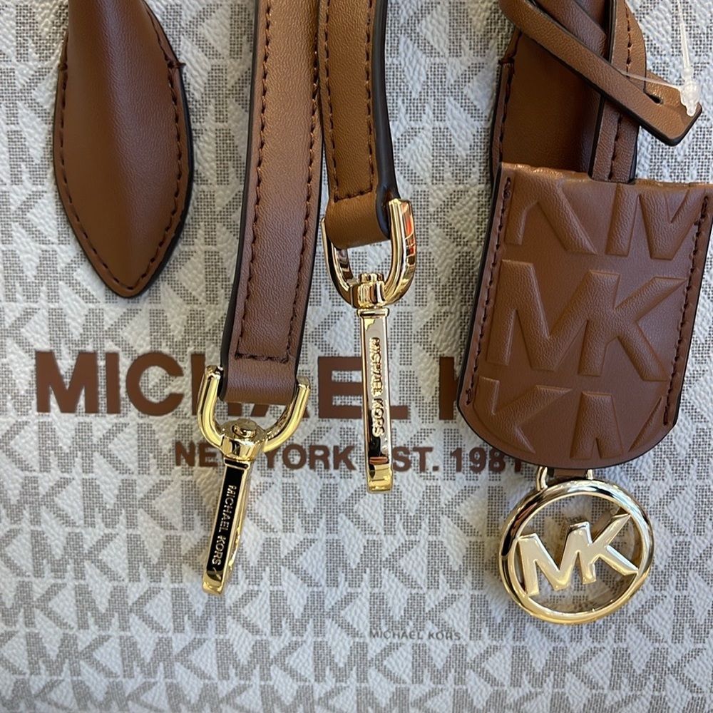 MICHAEL KORS
Mirella Small Logo Crossbody Bag
Vanilla 
NWT - Picture 5 of 16